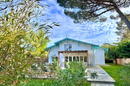 Façade de la villa de style ferret-capien à la Pointe du Cap Ferret