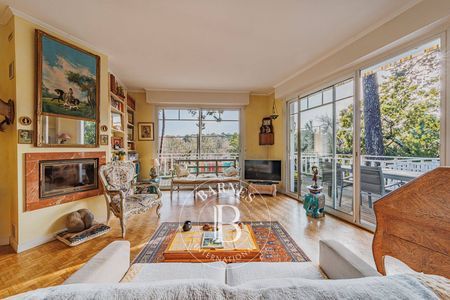 * dépendance aménagée avec terrasse privative aux Abatilles