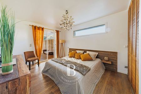 Villa lumineuse avec quatre chambres et salles d'eau attenantes à La Teste-de-Buch