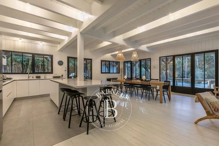 Intérieur lumineux et spacieux avec cuisine ouverte et îlot central – Barnes Bassin d’Arcachon