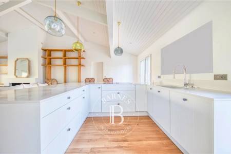 VILLA ENTIÈREMENT RÉNOVÉE, À PROXIMITÉ IMMÉDIATE DE L’OCÉAN, À LA POINTE DU CAP FERRET