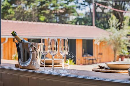 ENSEMBLE DE DEUX MAISONS RÉNOVÉES AU PIED DES DUNES AU CAP FERRET