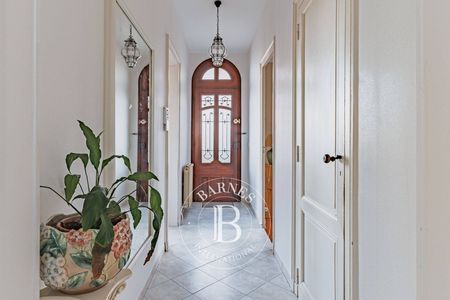 Façade lumineuse d’une villa avec triple exposition - Bassin d’Arcachon, agence immobilière.