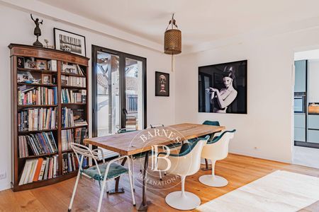 4. Cuisine américaine équipée dans une villa de luxe à La Teste.