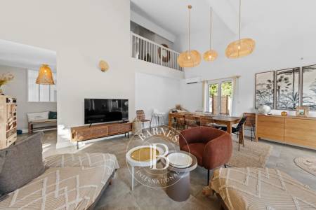 séjour lumineux avec hauteur sous plafond pyla-sur-mer immobilier de luxe