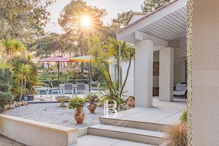 Jardin arboré avec piscine au Bassin d’Arcachon