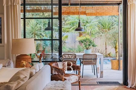 Cuisine équipée et moderne dans villa Pyla-sur-Mer, immobilier de prestige
