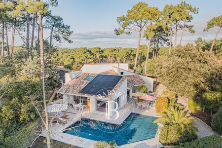 Vue extérieure sur la piscine et le cabanon, villa à Pyla-sur-Mer
