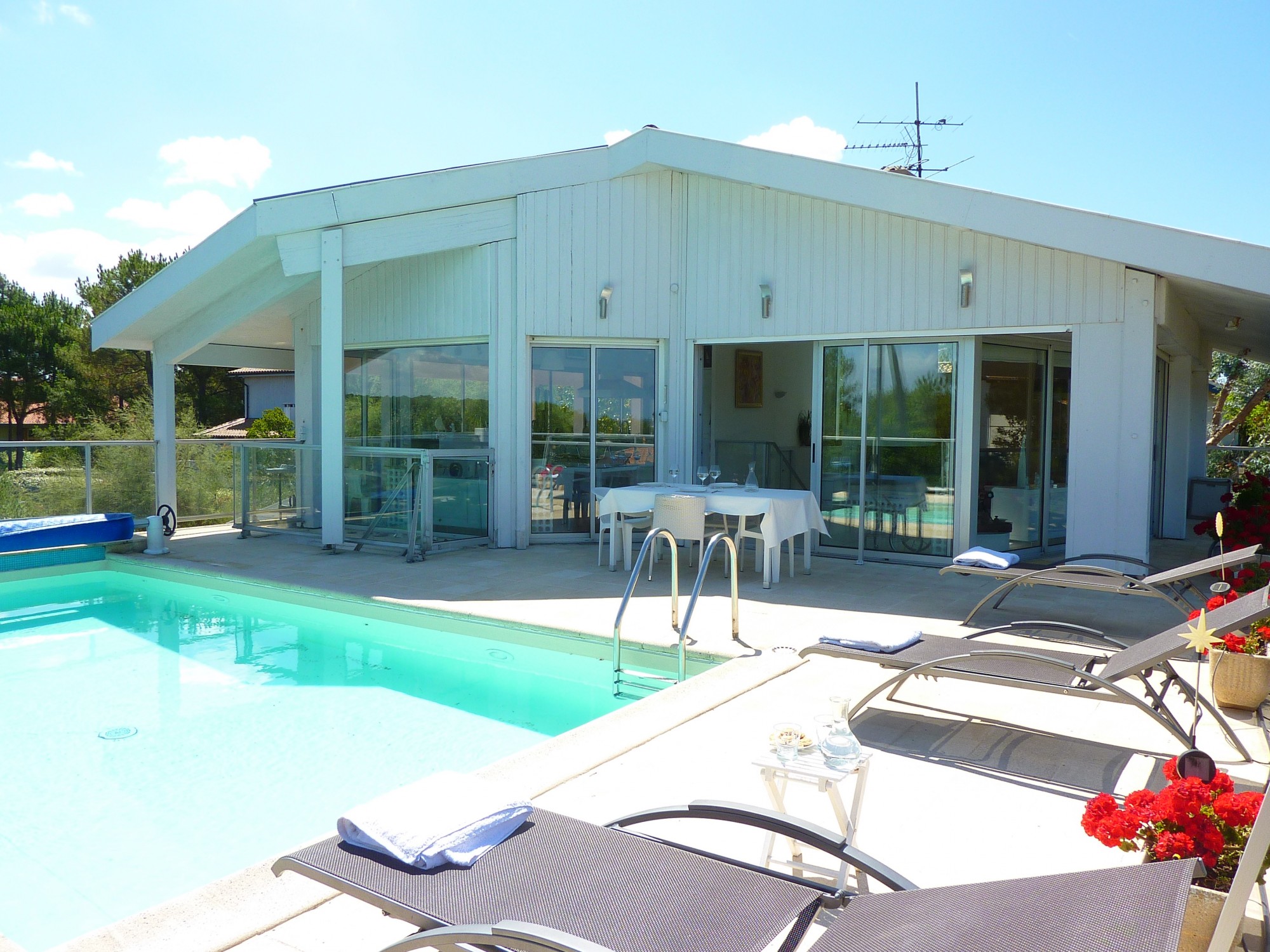 Villa d'architecte de 200 m2 avec piscine chauffée, studio indépendant, terrain de pétanque et vue mer