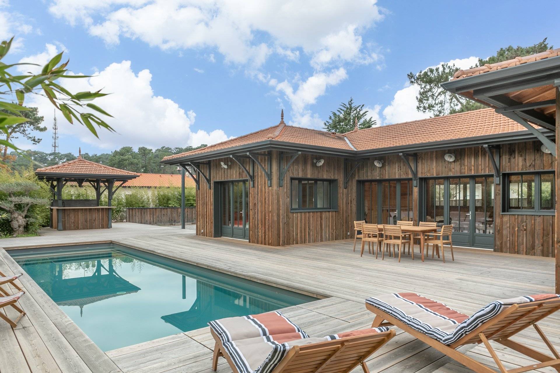 superbe villa bois avec piscine à vendre PIRAILLAN