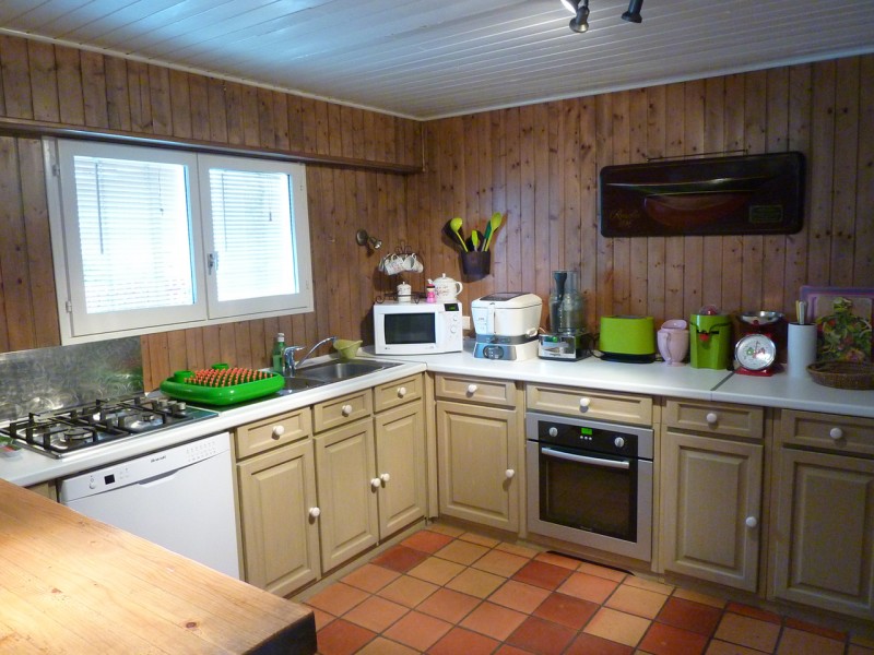 Cette authentique villa en bois au cap Ferret dispose d'une cuisine équipée ouverte sur le séjour, de 3 chambres